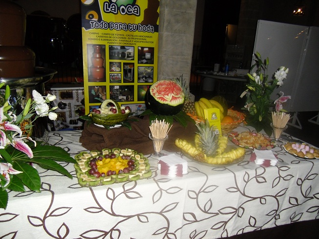 mesa con manteleria marron y tallados de fruta