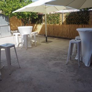 local con patio delantero